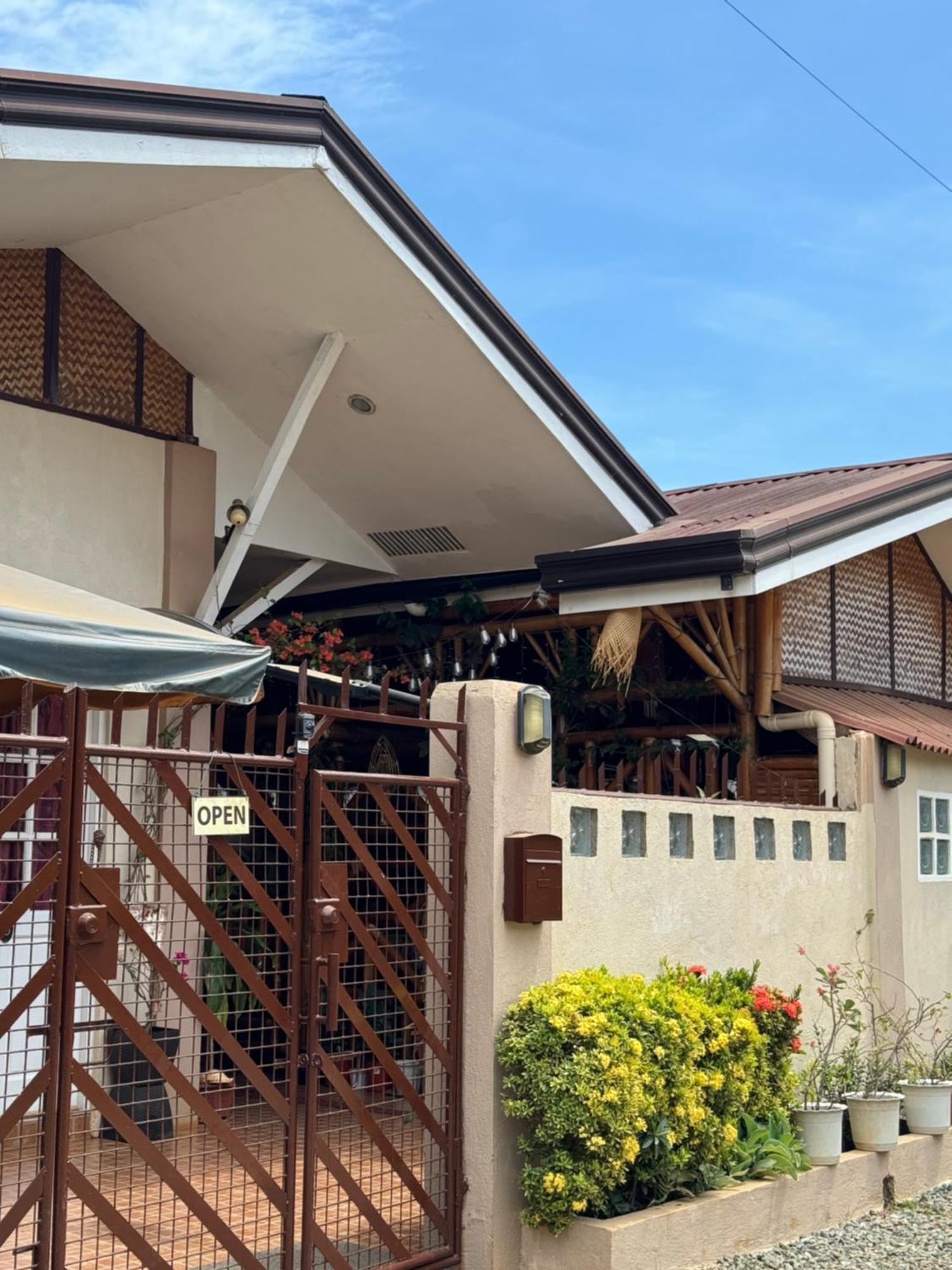 Villa Skanderbeg Guest House Puerto Princesa Exteriör bild