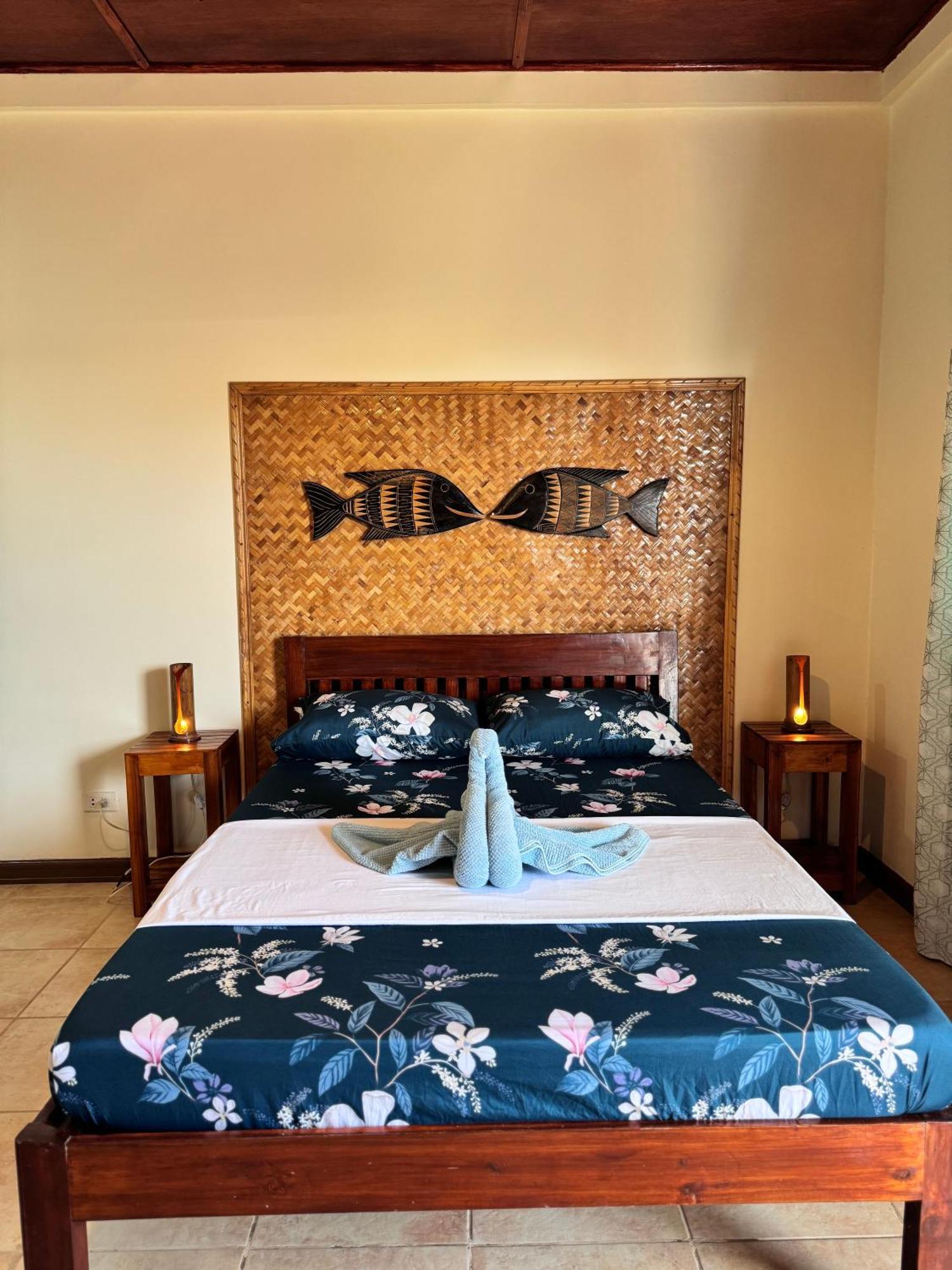 Villa Skanderbeg Guest House Puerto Princesa Exteriör bild